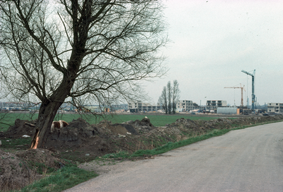 831385 Gezicht op de weilanden, vermoedelijk vanaf het Houtensepad te Utrecht tijdens de bouw van de wijk Lunetten.